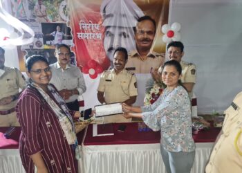 समर्थ पोलीस स्टेशनचे वरिष्ठ पो.नि. विष्णू ताम्हाणे यांना महिला कर्मचार्‍याकडून सस्नेह निरोप, चांदीचे स्टार भेट