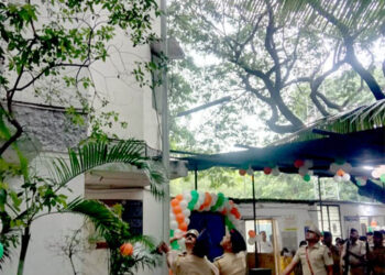 Independence Day Celebration Pune Police : वानवडी पोलीस ठाण्यात स्वातंत्र्य दिन उत्साहात साजरा : आरोग्य शिबिराचे आयोजन