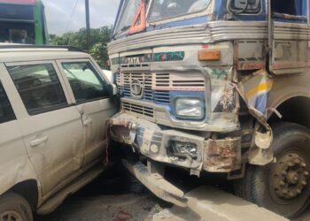 Kondhwa Accident : कोंढव्यात मोठा अपघात : ट्रकचा ब्रेक फेल : ८ वाहनांना जोरदार धडक : स्कूल बस थोडक्यात बचावली : धनकवडी येथील एक मयत : ट्रॅफिक पोलिसांचे दुर्लक्ष ?